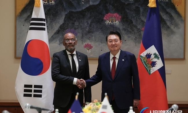 President Yoon holds a summit with Haitian Prime Minister Ariel Henry