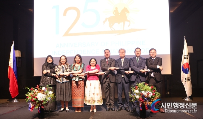  Deputy Foreign Minister Choi Youngsam of the Republic of Korea (left) poses with Ambassador Theresa Dizon De Vega of the Republic of Philippines in Seoul at a gala reception hosted at the Grand Hyatt of Philippines on June 8, 2023 celebrating the 125th anniversary of Independence from Spain.