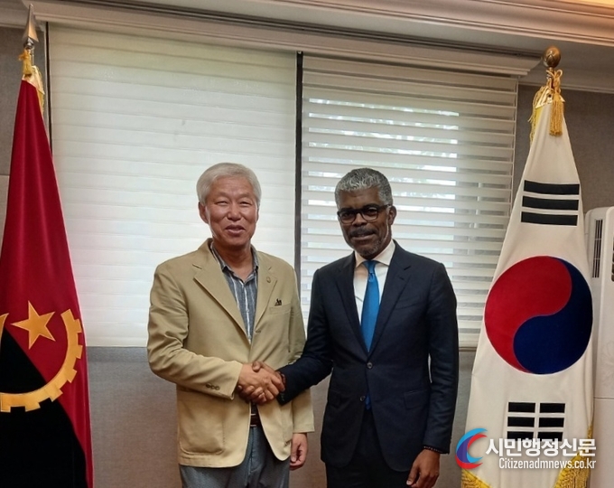 리카르도 비에가스 다브레우 앙골라 교통부 장관 (우측), 시민행정신문 발행인 이존영(좌측) 사진 =시민행정신문
