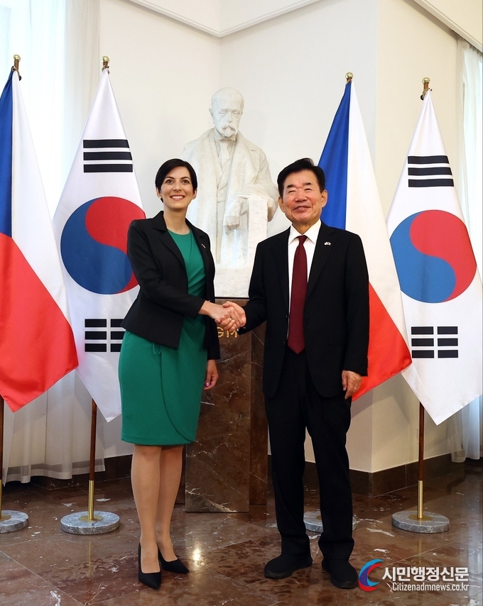 김진표 국회의장이 체코 아다모바 하원의장과 업무 조찬 회담에 앞서 악수하고 있다 / 사진=국회 제공