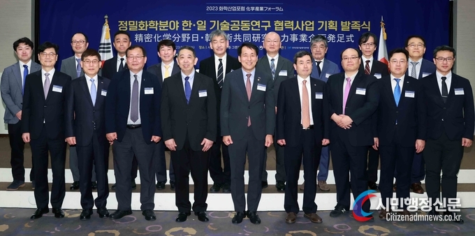  Trade, Industry and Energy First Vice Minister Jang Young-jin takes a photo with participants at the launching ceremony of the Korea-Japan Technical Cooperation Project on fine chemicals at the Royal Hotel in Jung-gu, Seoul, on June 14.