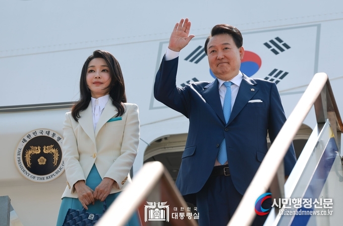  President Yoon Suk-yeol (right) and First Lady Kim Keon-hee greet farewell guests before boarding Air Force Flight 1 at Seoul International Airport in Seongnam, Gyeonggi Province, on Sept. 19.ourtesy of the Office of the President
