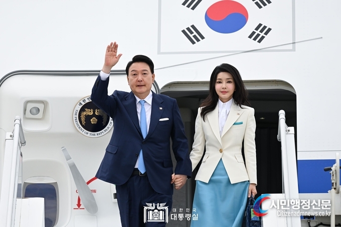 윤석열 대통령과 김건희 여사가 19일 성남 서울공항에서 프랑스로 출국하며 공군1호기에 올라 손을 들어 인사하고 있다.(사진=대통령실 제공)