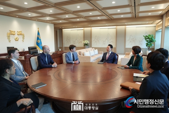  President Yoon Suk-yeol meets with Sam Altman, CEO of OpenAI on June 9. Courtesy of the Office of the President