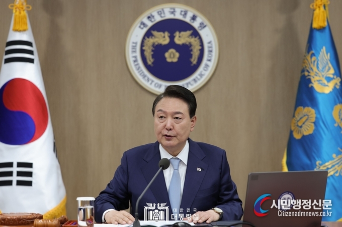 "President Yoon Suk-yeol stated during the 24th Cabinet Meeting held on June 13, "Distorting the sacrifices and dedication of our heroes is an anti-national act." / Courtesy of the Presidential Office