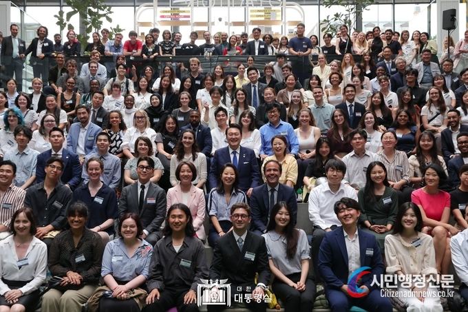  President Yoon Suk-yeol holds a dialogue session with the Korea-Freance Future Innovation Generation on June 20. Courtesy of the Office of the President