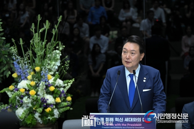President Yoon Suk-yeol held a dialogue session with the 'Korea-France Future Innovation Generation' held in Paris, France on June 20. Courtesy of the Office of the President