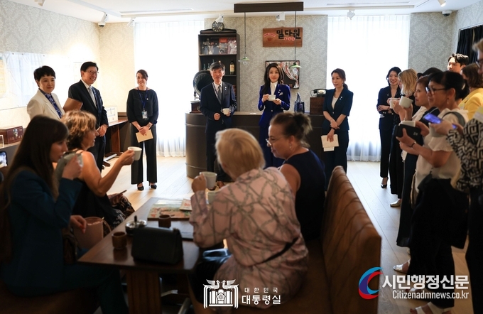  First Lady Kim Keon-hee, who is visiting France with President Yoon Suk-yeol, introduces mixed coffee to foreign reporters at the Mildawon at the Korean Cultural Center of France in Paris on June 20 (local time). Courtesy of the Office of the President