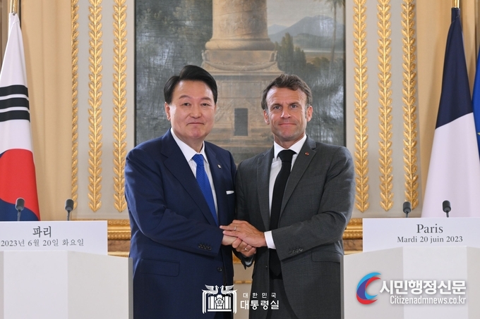 President Yoon Suk-yeol makes a joint announcement with French President Emmanuel Macron at the Elysee Palace in Paris on June 20 (local time).Courtesy of the Presidential Office