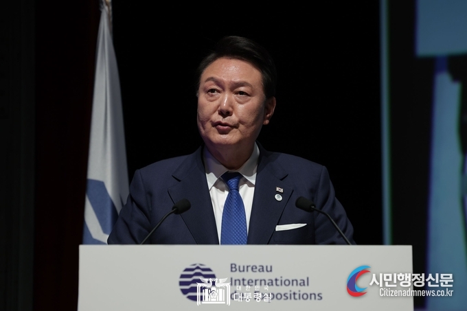  President Yoon Suk-yeol, who is visiting France to support Busan's bid for the 2030 World Expo, delivers the 4th Competition Presentation (PT) at the 172nd General Assembly of the Bureau International des Expositions (BIE) at the Issy-les-Molins in Paris on June 20 (local time)./ Courtesy of the Office of the President