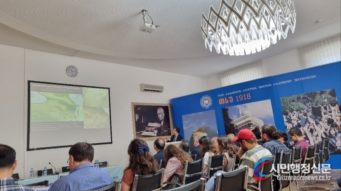  Professor Jeong Bae Park delivers a captivating lecture at the prestigious Tiblish State University in Georgia, enlightening the audience with his profound expertise and scholarly insights.