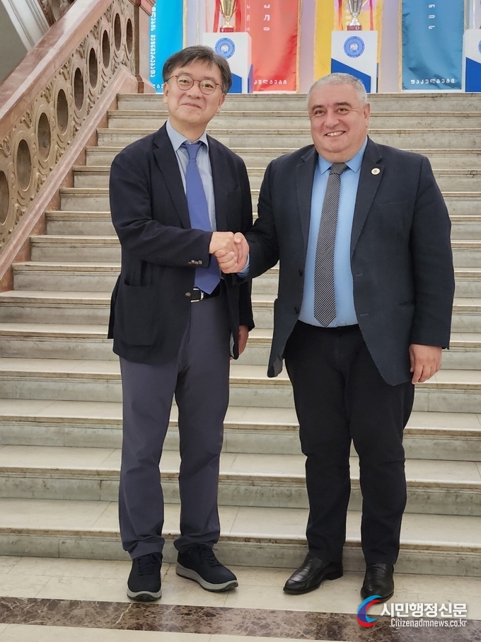  Professor Jeong Bae Park cordially exchanging a handshake with Professor Jaba Sammushia, the esteemed Rector of Tbilisi State University, in a gesture of mutual respect and camaraderie following an enlightening lecture.