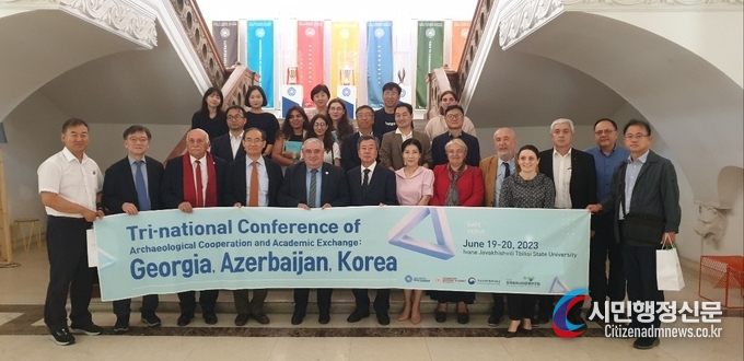 A well-composed group photograph featuring the esteemed members of the Korean Association for Research on Eurasian Civilization, along with the distinguished individuals including the Rector, Dean, and archaeology professors of Tiblish State University.
