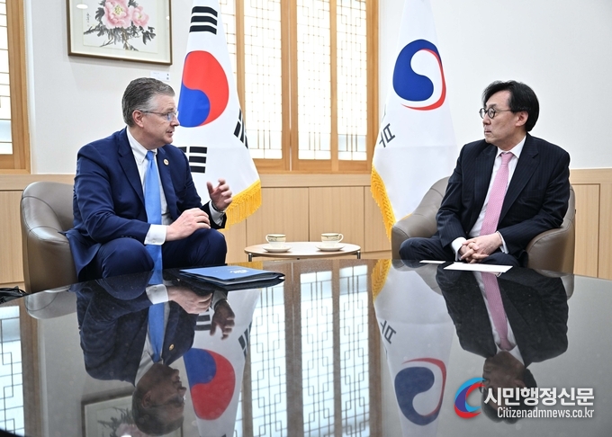  First Vice Foreign Minister Jang Ho-jin met with U.S. Assistant Secretary of State for East Asian and Pacific Affairs Daniel Kritenbrink, who is visiting South Korea, and exchanged views on the outcome of U.S. 