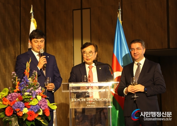  Ambassador Ramin Hasanov of the Republic of Azerbaijan (right), Rep. Suh Byeong-soo, head of Korea-Azerbaijan Parliamentary Friendship Group (center), and Fuad Muradov, chairman of the State Committee on Work with Diaspora, propose a toast at the National Day reception at the four Seasons Hotel in Seoul on May 30.