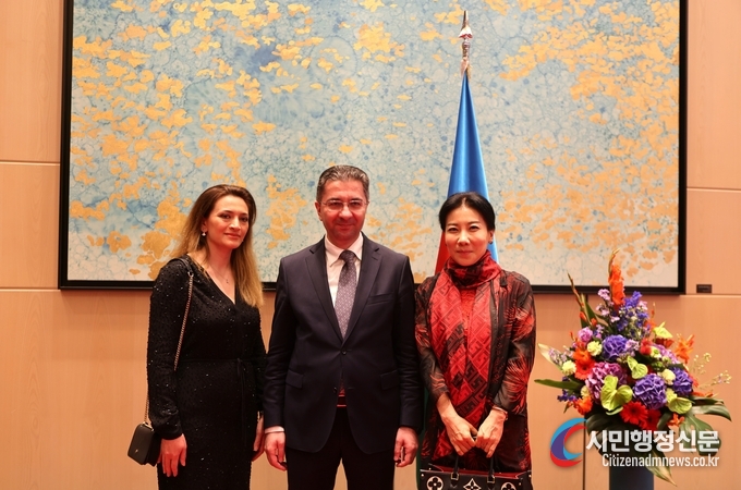 Kim Ji-eun (right), Diplomacy Journal Vice President, is taking pictures with Ambassador Ramin Hasanov of the Republic of Azerbaijan at the four Seasons Hotel in Seoul on May 30. 