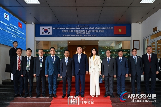  President Yoon Suk-yeol and First Lady Kim Keon-hee attend a conversation event with Korean language learners in Vietnam on June 22.
