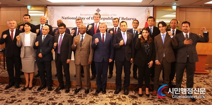  Ambassador Extraordinary and Plenipotentiary of Belarus to Korea H.E. Andrew Chernetsky (sixth from left, front row) poses with other foreign ambassadors at a reception held at Lotte Hotel in Seoul on June 28 on the occasion of the Independence Day of the Republic of Belarus.