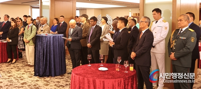  More than 100 guests, including foreign ambassadors, senior diplomats and Korean journalists, listen to the welcoming speech by Amb. Andrew Chernetsky of Belarus in Seoul at a reception to mark the Independence Day of Belarus held at Lotte Hotel in Seoul on June 28.