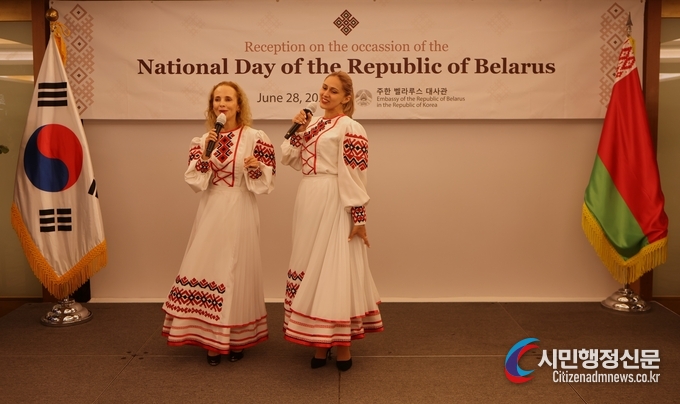  Two beautiful Belarusian ladies sing a traditional Belarusian song at a reception to mark the Independence Day of Belarus held at Lotte Hotel in Seoul on June 28.