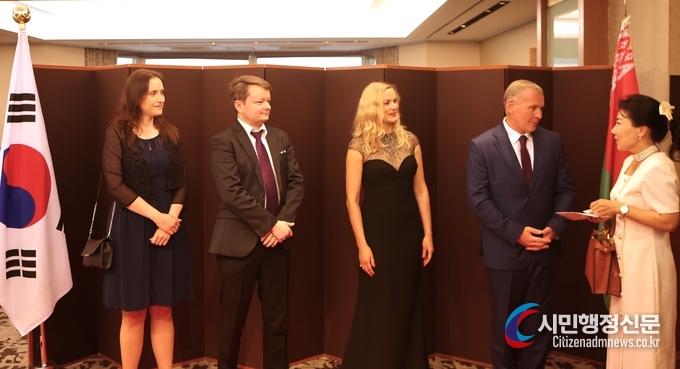 Amb. Andrew Chernetsky of Belarus in Seoul (fourth from left) and his wife and senior diplomats of the Embassy of Belarus in Seoul greet a guest at a reception to mark the Independence Day of Belarus held at Lotte Hotel in Seoul on June 28.