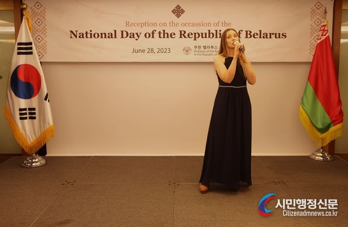  A Belarusian lady sings a traditional Belarusian song at a reception to mark the Independence Day of Belarus held at Lotte Hotel in Seoul on June 28.