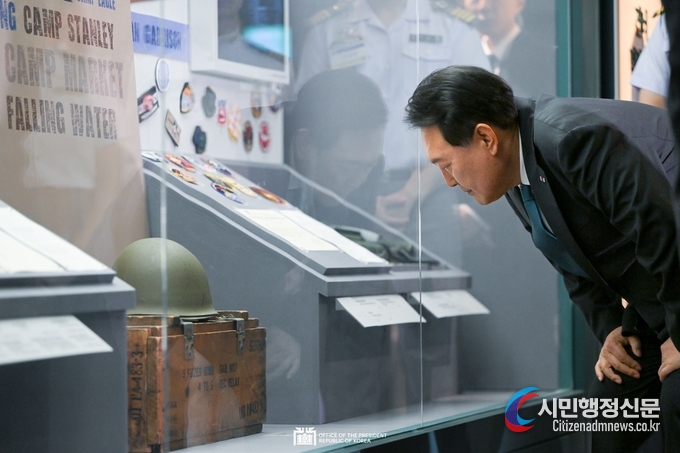 President Yoon Suk-yeol on June 25 looks around an exhibition at the National Museum of Korean Contemporary History in Seoul commemorating the 70th anniversary of the nation's bilateral alliance with the U.S.