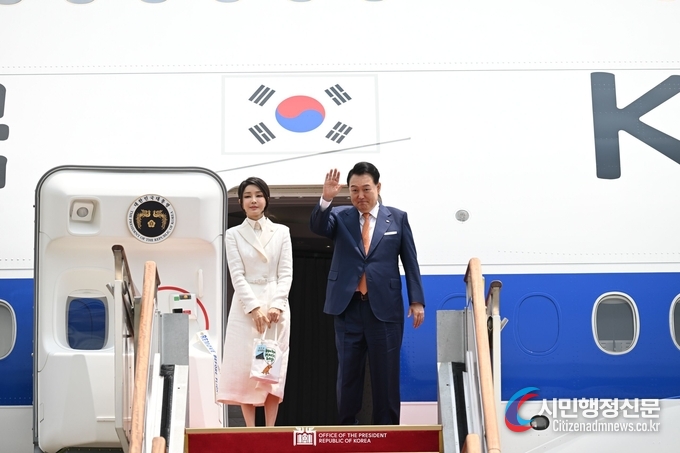  President Yoon Suk-yeol and First Lady Kim Keon-hee on July 10 bid farewell before boarding Air Force One at Seoul Air Base, first for Lithuania to attend this year's NATO Summit there and later for an official visit to Poland ./ Courtesy of the Presidential Office 