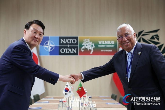  President Yoon Suk-yeol holds an informal meeting with Prime Minister António Costa of Portugal on July 11.