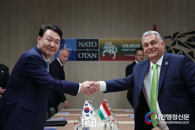  President Yoon Suk-yeol holds a summit with Hungarian Prime Minister Viktor Orbán on July 11. / Courtesy of the Presidential Office