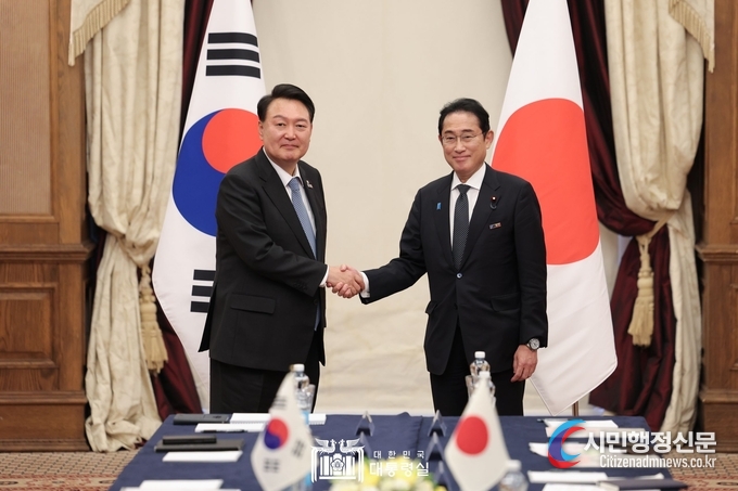  President Yoon Suk-yeol holds a summit with Prime Minister Fumio Kishida of Japan on July 12. / Courtesy of the Presidential Office