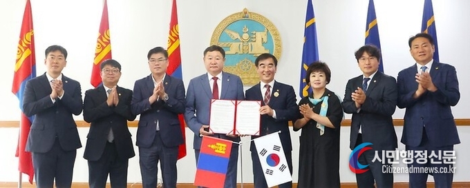 Gyeonggi Provincial Council renews an MOU with Mongolia's Darkhan-Uul Provincial Council in celebration of the 10th anniversary of mutual exchanges.