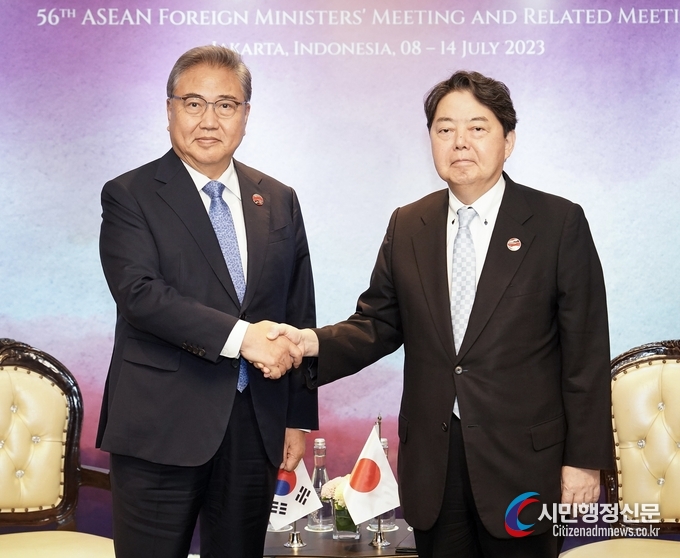  orea’s Foreign Minister Park Jin (left) meets with Japanese Foreign Minister Yoshimasa Hayashi at the ASEAN-related Foreign Ministerial Meeting held in Jakarta.