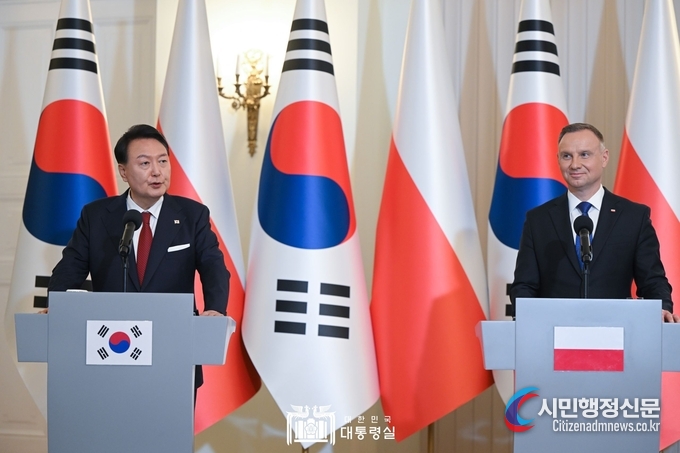  President Yoon Suk-yeol, who is on an official visit to Poland, shakes hands with President Andrzej Duda of Poland during the Korea-Poland Summit held at the Presidential Palace in Warsaw on July 13. Courtesy of the Presidential Office