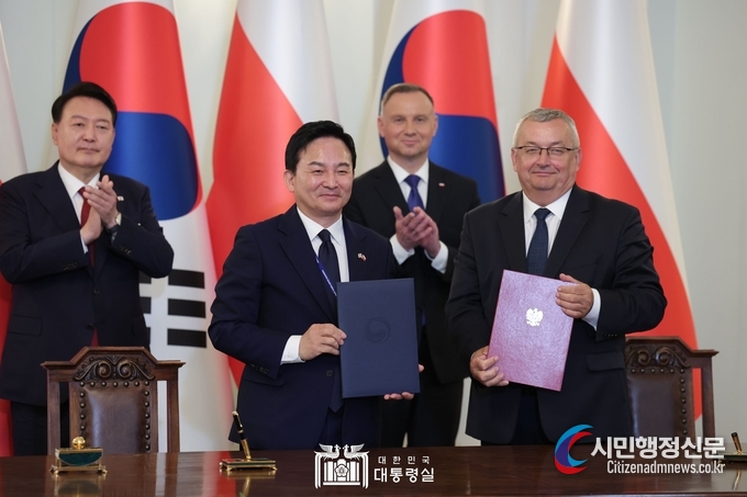 Minister of Land, Infrastructure and Transport Won Hee-ryong, during the signing ceremony of the agreements held under the attendance of President Yoon Suk-yeol at the Presidential Palace in Warsaw on July 13th (local time), signs the MOU on Ukraine Reconstruction Cooperation with an authorized representative for Ukraine Development Cooperation. Courtesy of the Presidential Office