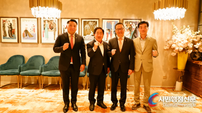 (From left) Deputy Mayor Jun Doo-ee of Ulaanbaatar, Mayor Ju Kwang-deok of Namyangju City, Minister Bat-Ulzi Bat-Erdene of the Mongolian Ministry of Environment and Tourism, and Vice Chairman Lee Sang-gi of the city council attend a consultation meeting arranged by the deputy mayor of Ulaanbaatar. 