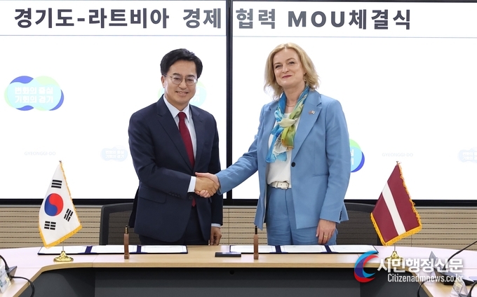 Governor Kim Dong-yeon and Latvian Minister of Economic Ilze Indriksone shake hands after holding the MOU signing ceremony the Governor's Office on July 13.