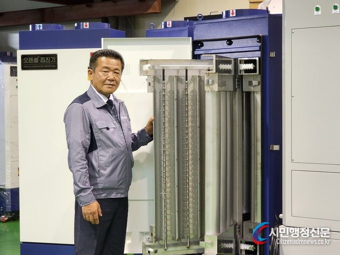 CEO Jang Sun-ho explains the Open Cell Dust Collector.