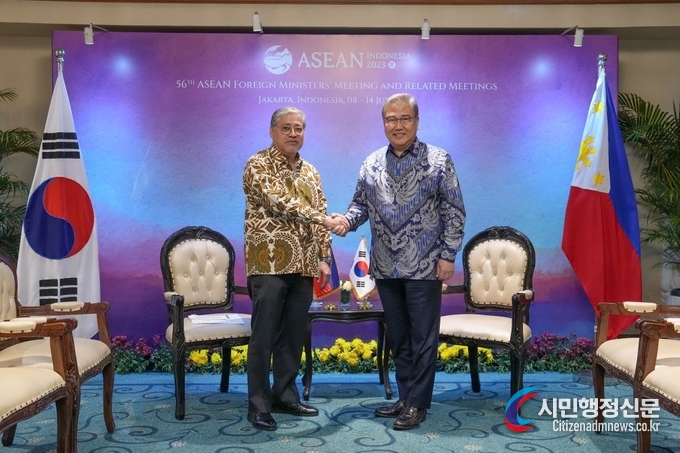  Foreign Minister Park Jin (left) and the Philippine Foreign Minister Enrique Manalo shake hands during the Foreign Ministerial Meeting held at Shangri-La Hotel in Jakarta, Indonesia on July 14 (local time). / Courtesy of the Ministry of Foreign Affairs