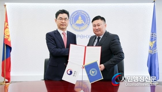  Kim Chang-ki, Commissioner of the National Tax Service, and Enkhbold.A, Acting Commissioner General of the Mongolian National Tax Service, sign a business agreement., Photo-National Tax Service