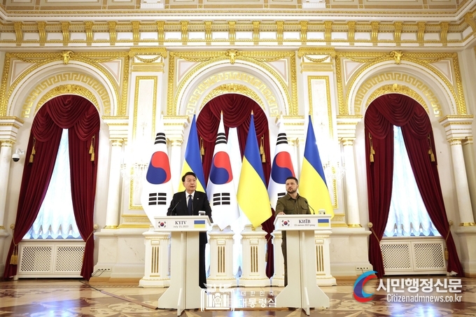  President Yoon Suk-yeol, who made a lightning visit to Ukraine, is holding a joint press conference with President Volodymyr Zelensky of Ukraine at Kyiv Mariinsky Palace on July 15 (local time). / Courtesy of the Presidential Office