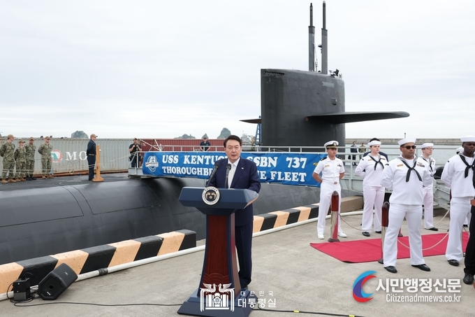  President Yoon Suk-yeol delivers an encouraging speech in front of the U.S. Ohio-class nuclear-powered ballistic missile submarine (SSBN) Kentucky (SSBN-737) upon its arrival at the Busan Naval Operations Base in Nam-gu, Busan on July 19./ Courtesy of the Presidential Office