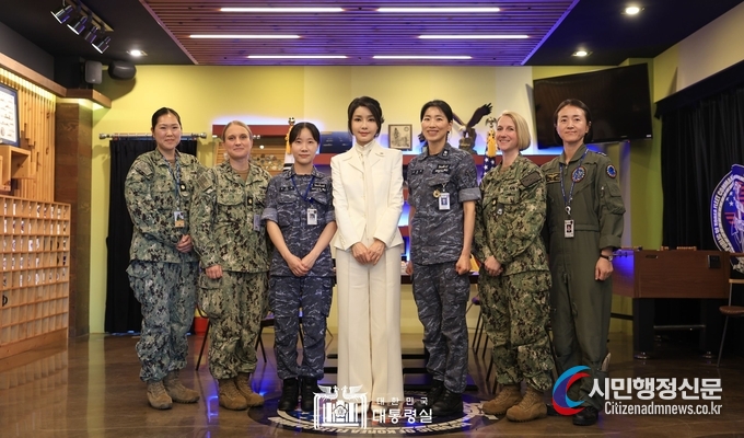  First Lady Kim Keon-hee takes a commemorative photo with female South Korean and U.S. military personnel at the Navy Club in the Navy Command./ Courtesy of the Presidential Offic