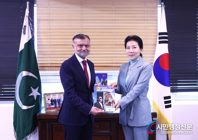  Ambassador Nabeel Munir of Pakistan to South Korea (left) and Vice President Kim Ji-eun of Diplomacy Journal take a photo with the July issue Diplomacy Journal magazine at the Pakistani Embassy in Seoul on July 13, 2023.