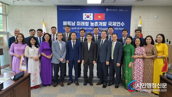  A commemorative photo taken after the completion of the international training program for Vietnamese government officials jointly organized by Gangwon State and the Korea International Cooperation Agency (KOICA) / Courtesy of Gangwon State