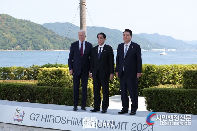  President Yoon Suk-yeol, after attending the G20 Summit Meeting held in Hiroshima, Japan on May 21, exchanges greetings with U.S. President Joe Biden and Japanese Prime Minister Fumio Kishida./ Courtesy of the Presidential Office