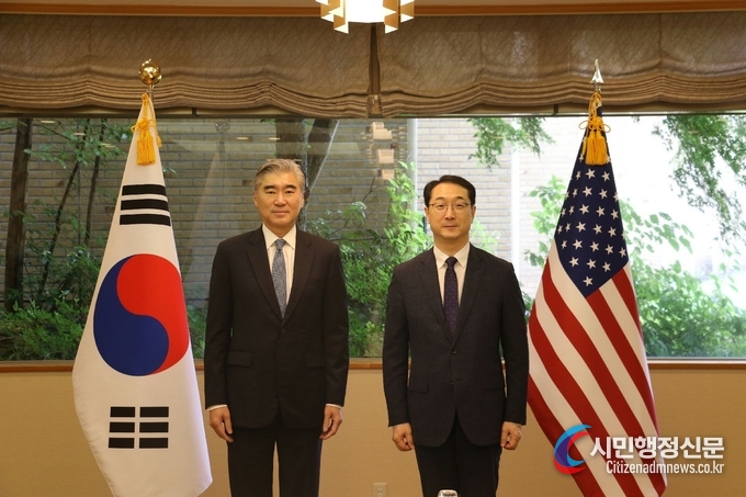 Kim Gunn, ROK Special Representative for Korean Peninsula Peace and Security Affairs, strikes a pose on July 21 in Karuizawa, Nagano Prefecture, Japan, ahead of the talks with U.S. Special Representative for the DPRK Ambassador Sung Kim and South Korean and U.S. representatives. / Courtesy of the Ministry of Foreign Affairs