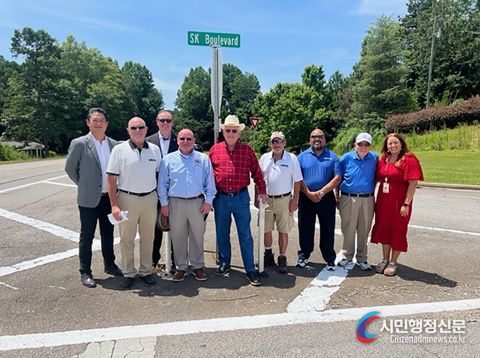 SK and Georgia officials take commemorative photo in front of the road sign. / Courtesy of SK On
