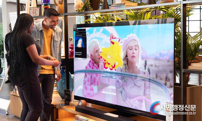  A trailer for a new movie is being presented on Neo QLED 8K TV displayed at the Samsung brand showcase "Samsung KX" in London, England. Samsung Electronics announced will introduce movie trailers provided by Warner Bros. in 8K quality with Neo QLED 8K TVs at more than 65,000 stores around the world./ Courtesy of Samsung Electronics