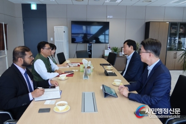 Koh Jin, chairman of the Presidential Committee on the Digital Platform Government (right), holds talks with Indian Ambassador to Korea Amit Kumar on July 25./ Courtesy of the Presidential Committee on the Digital Platform Government